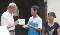 Gia đình ông Nguyễn Thanh Chấn được tặng 100 triệu đồng